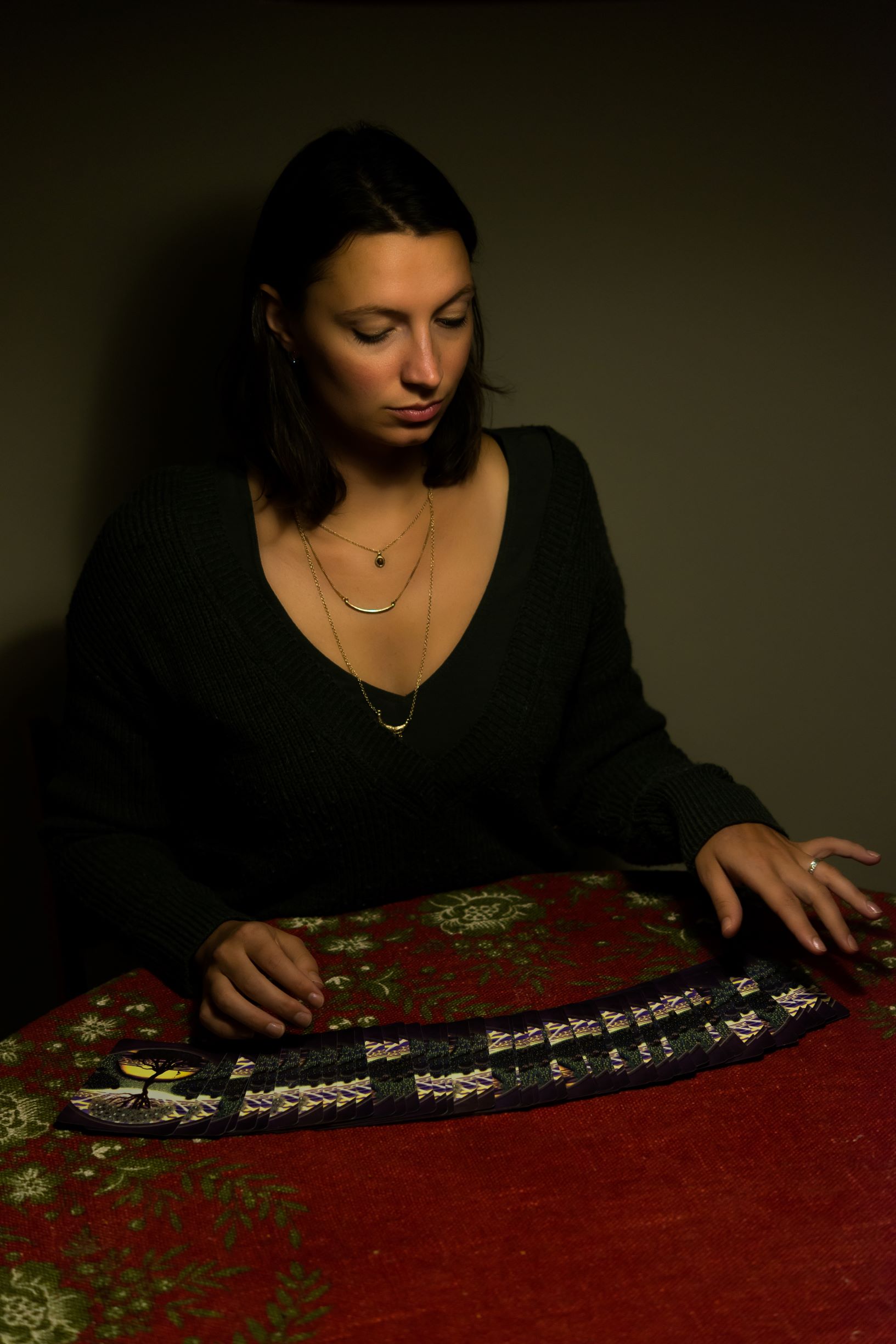 Inge at the table with a card spread
